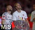 10.05.2025, Fussball 1. Bundesliga 2024/2025, 33. Spieltag,  FC Bayern Mnchen - Borussia Mnchengladbach, in der Allianz-Arena Mnchen. v.l. Konrad Laimer (FC Bayern Mnchen) und Harry Kane (FC Bayern Mnchen) mit der Schale,

