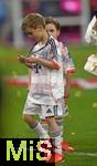 10.05.2025, Fussball 1. Bundesliga 2024/2025, 33. Spieltag,  FC Bayern Mnchen - Borussia Mnchengladbach, in der Allianz-Arena Mnchen. Harry Kane (FC Bayern Mnchen) sein Sohn schaut sich die Schale genau an

