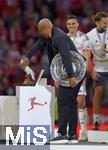 10.05.2025, Fussball 1. Bundesliga 2024/2025, 33. Spieltag,  FC Bayern Mnchen - Borussia Mnchengladbach, in der Allianz-Arena Mnchen. Trainer Vincent Kompany (FC Bayern Mnchen) mit der Schale iund Vogel auf dem Podest.

