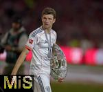 10.05.2025, Fussball 1. Bundesliga 2024/2025, 33. Spieltag,  FC Bayern Mnchen - Borussia Mnchengladbach, in der Allianz-Arena Mnchen. Thomas Mller (FC Bayern Mnchen) mit der Schale,

