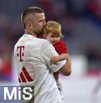 10.05.2025, Fussball 1. Bundesliga 2024/2025, 33. Spieltag,  FC Bayern Mnchen - Borussia Mnchengladbach, in der Allianz-Arena Mnchen. Eric Dier (FC Bayern Mnchen) ksst sein Kind

