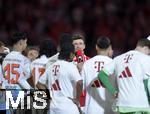 10.05.2025, Fussball 1. Bundesliga 2024/2025, 33. Spieltag,  FC Bayern Mnchen - Borussia Mnchengladbach, in der Allianz-Arena Mnchen. Thomas Mller (FC Bayern Mnchen) richtet noch ein paar Worte an sein Team

