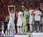 10.05.2025, Fussball 1. Bundesliga 2024/2025, 33. Spieltag,  FC Bayern Mnchen - Borussia Mnchengladbach, in der Allianz-Arena Mnchen. Harry Kane (FC Bayern Mnchen) stemmt die Schale in die Hhe.


