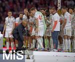 10.05.2025, Fussball 1. Bundesliga 2024/2025, 33. Spieltag,  FC Bayern Mnchen - Borussia Mnchengladbach, in der Allianz-Arena Mnchen. Trainer Vincent Kompany (FC Bayern Mnchen) mit der Schale iund Vogel auf dem Podest.

