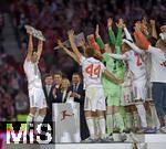 10.05.2025, Fussball 1. Bundesliga 2024/2025, 33. Spieltag,  FC Bayern Mnchen - Borussia Mnchengladbach, in der Allianz-Arena Mnchen. Thomas Mller (FC Bayern Mnchen)  stemmt die Schale in die Hhe.

