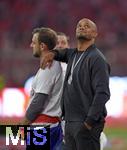 10.05.2025, Fussball 1. Bundesliga 2024/2025, 33. Spieltag,  FC Bayern Mnchen - Borussia Mnchengladbach, in der Allianz-Arena Mnchen. Trainer Vincent Kompany (FC Bayern Mnchen) lehnt sich an und geniet

