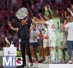 10.05.2025, Fussball 1. Bundesliga 2024/2025, 33. Spieltag,  FC Bayern Mnchen - Borussia Mnchengladbach, in der Allianz-Arena Mnchen. Trainer Vincent Kompany (FC Bayern Mnchen) streckt die Schale in die Hhe.

