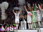 10.05.2025, Fussball 1. Bundesliga 2024/2025, 33. Spieltag,  FC Bayern Mnchen - Borussia Mnchengladbach, in der Allianz-Arena Mnchen. Thomas Mller (FC Bayern Mnchen)  stemmt die Schale in die Hhe.

