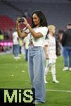 10.05.2025, Fussball 1. Bundesliga 2024/2025, 33. Spieltag,  FC Bayern Mnchen - Borussia Mnchengladbach, in der Allianz-Arena Mnchen. Carla Higgs die Frau von Trainer Vincent Kompany (FC Bayern Mnchen) 

