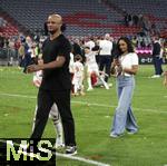 10.05.2025, Fussball 1. Bundesliga 2024/2025, 33. Spieltag,  FC Bayern Mnchen - Borussia Mnchengladbach, in der Allianz-Arena Mnchen. Carla Higgs die Frau von Trainer Vincent Kompany (FC Bayern Mnchen) luft hinter ihrem Mann Trainer Vincent Kompany (FC Bayern Mnchen) 

