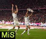 10.05.2025, Fussball 1. Bundesliga 2024/2025, 33. Spieltag,  FC Bayern Mnchen - Borussia Mnchengladbach, in der Allianz-Arena Mnchen. v.l. Leon Goretzka (FC Bayern Mnchen) und Aleksandar Pavlovic (Bayern Mnchen)  jubeln mit Schale  

