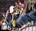 10.05.2025, Fussball 1. Bundesliga 2024/2025, 33. Spieltag,  FC Bayern Mnchen - Borussia Mnchengladbach, in der Allianz-Arena Mnchen. Thomas Mller (FC Bayern Mnchen) in der Sdkurve

