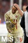 10.05.2025, Fussball 1. Bundesliga 2024/2025, 33. Spieltag,  FC Bayern Mnchen - Borussia Mnchengladbach, in der Allianz-Arena Mnchen. Harry Kane (FC Bayern Mnchen) nass nach der Bierdusche, er hlt die Schale fest
 
