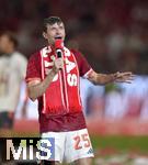 10.05.2025, Fussball 1. Bundesliga 2024/2025, 33. Spieltag,  FC Bayern Mnchen - Borussia Mnchengladbach, in der Allianz-Arena Mnchen. Thomas Mller (FC Bayern Mnchen) erzhlt einen Witz

