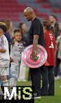 10.05.2025, Fussball 1. Bundesliga 2024/2025, 33. Spieltag,  FC Bayern Mnchen - Borussia Mnchengladbach, in der Allianz-Arena Mnchen. Trainer Vincent Kompany (FC Bayern Mnchen) mit seinem Sohn

