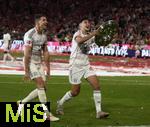 10.05.2025, Fussball 1. Bundesliga 2024/2025, 33. Spieltag,  FC Bayern Mnchen - Borussia Mnchengladbach, in der Allianz-Arena Mnchen. v.l. Leon Goretzka (FC Bayern Mnchen) und Aleksandar Pavlovic (Bayern Mnchen)  jubeln mit Schale  

