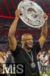 10.05.2025, Fussball 1. Bundesliga 2024/2025, 33. Spieltag,  FC Bayern Mnchen - Borussia Mnchengladbach, in der Allianz-Arena Mnchen. Der FC Bayern Mnchen feiert seine 34.Meisterschaft nach dem Spiel. Trainer Vincent Kompany (FC Bayern Mnchen) stemmt die Meisterschale.