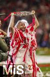 10.05.2025, Fussball 1. Bundesliga 2024/2025, 33. Spieltag,  FC Bayern Mnchen - Borussia Mnchengladbach, in der Allianz-Arena Mnchen. Der FC Bayern Mnchen feiert seine 34.Meisterschaft nach dem Spiel. Konrad Laimer (FC Bayern Mnchen) mit der Schale und Konfetti-Kleid