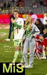 10.05.2025, Fussball 1. Bundesliga 2024/2025, 33. Spieltag,  FC Bayern Mnchen - Borussia Mnchengladbach, in der Allianz-Arena Mnchen. Der FC Bayern Mnchen feiert seine 34.Meisterschaft nach dem Spiel. v.li: Torwart Jonas Urbig (FC Bayern Mnchen) mit Freundin. 