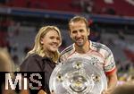 10.05.2025, Fussball 1. Bundesliga 2024/2025, 33. Spieltag,  FC Bayern Mnchen - Borussia Mnchengladbach, in der Allianz-Arena Mnchen. Der FC Bayern Mnchen feiert seine 34.Meisterschaft nach dem Spiel.  re: Harry Kane (FC Bayern Mnchen) mit der Schale und seiner Frau Katie Goodland