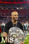 10.05.2025, Fussball 1. Bundesliga 2024/2025, 33. Spieltag,  FC Bayern Mnchen - Borussia Mnchengladbach, in der Allianz-Arena Mnchen. Der FC Bayern Mnchen feiert seine 34.Meisterschaft nach dem Spiel. Trainer Vincent Kompany (FC Bayern Mnchen) mit Meisterschale.