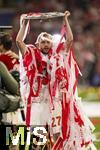 10.05.2025, Fussball 1. Bundesliga 2024/2025, 33. Spieltag,  FC Bayern Mnchen - Borussia Mnchengladbach, in der Allianz-Arena Mnchen. Der FC Bayern Mnchen feiert seine 34.Meisterschaft nach dem Spiel. Konrad Laimer (FC Bayern Mnchen) mit der Schale und Konfetti-Kleid