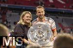 10.05.2025, Fussball 1. Bundesliga 2024/2025, 33. Spieltag,  FC Bayern Mnchen - Borussia Mnchengladbach, in der Allianz-Arena Mnchen. Der FC Bayern Mnchen feiert seine 34.Meisterschaft nach dem Spiel.  re: Harry Kane (FC Bayern Mnchen) mit der Schale und seiner Frau Katie Goodland