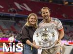 10.05.2025, Fussball 1. Bundesliga 2024/2025, 33. Spieltag,  FC Bayern Mnchen - Borussia Mnchengladbach, in der Allianz-Arena Mnchen. Der FC Bayern Mnchen feiert seine 34.Meisterschaft nach dem Spiel.  re: Harry Kane (FC Bayern Mnchen) mit der Schale und seiner Frau Katie Goodland