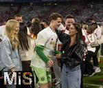 10.05.2025, Fussball 1. Bundesliga 2024/2025, 33. Spieltag,  FC Bayern Mnchen - Borussia Mnchengladbach, in der Allianz-Arena Mnchen. Der FC Bayern Mnchen feiert seine 34.Meisterschaft nach dem Spiel.  Torwart Jonas Urbig (mitte, FC Bayern Mnchen) mit Freundin (li) und der Frau von Joshua Kimmich (FC Bayern Mnchen) Lina Kimmich