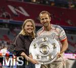 10.05.2025, Fussball 1. Bundesliga 2024/2025, 33. Spieltag,  FC Bayern Mnchen - Borussia Mnchengladbach, in der Allianz-Arena Mnchen. Der FC Bayern Mnchen feiert seine 34.Meisterschaft nach dem Spiel.  re: Harry Kane (FC Bayern Mnchen) mit der Schale und seiner Frau Katie Goodland