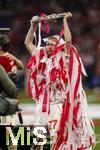 10.05.2025, Fussball 1. Bundesliga 2024/2025, 33. Spieltag,  FC Bayern Mnchen - Borussia Mnchengladbach, in der Allianz-Arena Mnchen. Der FC Bayern Mnchen feiert seine 34.Meisterschaft nach dem Spiel. Konrad Laimer (FC Bayern Mnchen) mit der Schale und Konfetti-Kleid