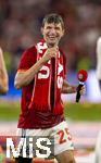 10.05.2025, Fussball 1. Bundesliga 2024/2025, 33. Spieltag,  FC Bayern Mnchen - Borussia Mnchengladbach, in der Allianz-Arena Mnchen. Der FC Bayern Mnchen feiert seine 34.Meisterschaft nach dem Spiel. Thomas Mller (FC Bayern Mnchen) lachend