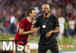 10.05.2025, Fussball 1. Bundesliga 2024/2025, 33. Spieltag,  FC Bayern Mnchen - Borussia Mnchengladbach, in der Allianz-Arena Mnchen. Der FC Bayern Mnchen feiert seine 34.Meisterschaft nach dem Spiel. v.li: Thomas Mller (FC Bayern Mnchen) mit Trainer Vincent Kompany (FC Bayern Mnchen) 