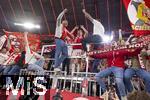 10.05.2025, Fussball 1. Bundesliga 2024/2025, 33. Spieltag,  FC Bayern Mnchen - Borussia Mnchengladbach, in der Allianz-Arena Mnchen. Der FC Bayern Mnchen feiert seine 34.Meisterschaft nach dem Spiel. Thomas Mller (mitte, FC Bayern Mnchen) am Zaun bei den Fans in der Sdkurve.