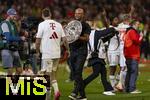 10.05.2025, Fussball 1. Bundesliga 2024/2025, 33. Spieltag,  FC Bayern Mnchen - Borussia Mnchengladbach, in der Allianz-Arena Mnchen. Der FC Bayern Mnchen feiert seine 34.Meisterschaft nach dem Spiel. Trainer Vincent Kompany (FC Bayern Mnchen) mit der Schale.