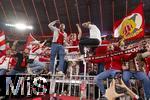 10.05.2025, Fussball 1. Bundesliga 2024/2025, 33. Spieltag,  FC Bayern Mnchen - Borussia Mnchengladbach, in der Allianz-Arena Mnchen. Der FC Bayern Mnchen feiert seine 34.Meisterschaft nach dem Spiel. Thomas Mller (mitte, FC Bayern Mnchen) am Zaun bei den Fans in der Sdkurve.