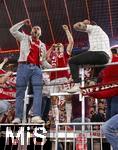 10.05.2025, Fussball 1. Bundesliga 2024/2025, 33. Spieltag,  FC Bayern Mnchen - Borussia Mnchengladbach, in der Allianz-Arena Mnchen. Der FC Bayern Mnchen feiert seine 34.Meisterschaft nach dem Spiel. Thomas Mller (mitte, FC Bayern Mnchen) am Zaun bei den Fans in der Sdkurve.