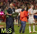 10.05.2025, Fussball 1. Bundesliga 2024/2025, 33. Spieltag,  FC Bayern Mnchen - Borussia Mnchengladbach, in der Allianz-Arena Mnchen. Der FC Bayern Mnchen feiert seine 34.Meisterschaft nach dem Spiel. Trainer Vincent Kompany (FC Bayern Mnchen) mit der Schale.