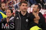 10.05.2025, Fussball 1. Bundesliga 2024/2025, 33. Spieltag,  FC Bayern Mnchen - Borussia Mnchengladbach, in der Allianz-Arena Mnchen. Der FC Bayern Mnchen feiert seine 34.Meisterschaft nach dem Spiel. Thomas Bruder Simon Mller nachdenklich am Spielfeldrand bei der Abschiedsrede seines Bruders.