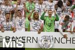 10.05.2025, Fussball 1. Bundesliga 2024/2025, 33. Spieltag,  FC Bayern Mnchen - Borussia Mnchengladbach, in der Allianz-Arena Mnchen. Der FC Bayern Mnchen feiert seine 34.Meisterschaft nach dem Spiel. Joshua Kimmich (FC Bayern Mnchen), Thomas Mller (FC Bayern Mnchen), Sacha Boey (FC Bayern Mnchen), Torwart Manuel Neuer (FC Bayern Mnchen), Gabriel Vidovic (FC Bayern Mnchen) 