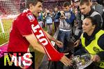 10.05.2025, Fussball 1. Bundesliga 2024/2025, 33. Spieltag,  FC Bayern Mnchen - Borussia Mnchengladbach, in der Allianz-Arena Mnchen. Der FC Bayern Mnchen feiert seine 34.Meisterschaft nach dem Spiel. Thomas Mller (FC Bayern Mnchen) holt sich die Schale von einer Ordnerin wieder.