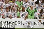 10.05.2025, Fussball 1. Bundesliga 2024/2025, 33. Spieltag,  FC Bayern Mnchen - Borussia Mnchengladbach, in der Allianz-Arena Mnchen. Der FC Bayern Mnchen feiert seine 34.Meisterschaft nach dem Spiel. Joshua Kimmich (FC Bayern Mnchen), Thomas Mller (FC Bayern Mnchen), Sacha Boey (FC Bayern Mnchen), Torwart Manuel Neuer (FC Bayern Mnchen), Gabriel Vidovic (FC Bayern Mnchen) 