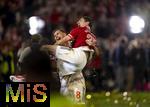 10.05.2025, Fussball 1. Bundesliga 2024/2025, 33. Spieltag,  FC Bayern Mnchen - Borussia Mnchengladbach, in der Allianz-Arena Mnchen. Der FC Bayern Mnchen feiert seine 34.Meisterschaft nach dem Spiel. Leon Goretzka (FC Bayern Mnchen) trgt den von Bierduschen nassen Thomas Mller (FC Bayern Mnchen) zu den Fans 