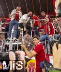 10.05.2025, Fussball 1. Bundesliga 2024/2025, 33. Spieltag,  FC Bayern Mnchen - Borussia Mnchengladbach, in der Allianz-Arena Mnchen. Der FC Bayern Mnchen feiert seine 34.Meisterschaft nach dem Spiel. Thomas Mller (FC Bayern Mnchen)  bei den Fans in der Sdkurve.