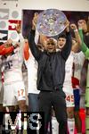 10.05.2025, Fussball 1. Bundesliga 2024/2025, 33. Spieltag,  FC Bayern Mnchen - Borussia Mnchengladbach, in der Allianz-Arena Mnchen. Der FC Bayern Mnchen feiert seine 34.Meisterschaft nach dem Spiel. Trainer Vincent Kompany (FC Bayern Mnchen) prsentiert die Schale