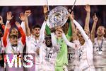 10.05.2025, Fussball 1. Bundesliga 2024/2025, 33. Spieltag,  FC Bayern Mnchen - Borussia Mnchengladbach, in der Allianz-Arena Mnchen. Der FC Bayern Mnchen feiert seine 34.Meisterschaft nach dem Spiel. Alphonso Davies (FC Bayern Mnchen) und Jamal Musiala (FC Bayern Mnchen) prsentieren die Schale.