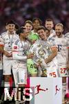 10.05.2025, Fussball 1. Bundesliga 2024/2025, 33. Spieltag,  FC Bayern Mnchen - Borussia Mnchengladbach, in der Allianz-Arena Mnchen. Der FC Bayern Mnchen feiert seine 34.Meisterschaft nach dem Spiel. v.li: Leroy Sane (Bayern Mnchen) und Thomas Mller (FC Bayern Mnchen) mit der Schale.