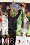 10.05.2025, Fussball 1. Bundesliga 2024/2025, 33. Spieltag,  FC Bayern Mnchen - Borussia Mnchengladbach, in der Allianz-Arena Mnchen. Der FC Bayern Mnchen feiert seine 34.Meisterschaft nach dem Spiel. Trainer Vincent Kompany (FC Bayern Mnchen) prsentiert die Schale