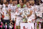 10.05.2025, Fussball 1. Bundesliga 2024/2025, 33. Spieltag,  FC Bayern Mnchen - Borussia Mnchengladbach, in der Allianz-Arena Mnchen. Der FC Bayern Mnchen feiert seine 34.Meisterschaft nach dem Spiel. v.li: Leroy Sane (Bayern Mnchen) und Thomas Mller (FC Bayern Mnchen) mit der Schale.