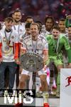 10.05.2025, Fussball 1. Bundesliga 2024/2025, 33. Spieltag,  FC Bayern Mnchen - Borussia Mnchengladbach, in der Allianz-Arena Mnchen. Der FC Bayern Mnchen feiert seine 34.Meisterschaft nach dem Spiel. Harry Kane (FC Bayern Mnchen) prsentiert die Schale